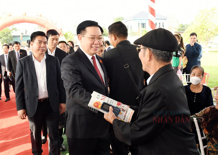 Chủ tịch Quốc hội Vương Đình Huệ dự Lễ đón nhận Huân chương Lao động hạng Ba của xã Nghi Xuân, Nghệ An ảnh 2 Chủ tịch Quốc hội Vương Đình Huệ dự Lễ đón nhận Huân chương Lao động hạng Ba của xã Nghi Xuân, Nghệ An -3