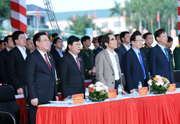 Chủ tịch Quốc hội Vương Đình Huệ dự Lễ đón nhận Huân chương Lao động hạng Ba của xã Nghi Xuân, Nghệ An ảnh 3 Chủ tịch Quốc hội Vương Đình Huệ dự Lễ đón nhận Huân chương Lao động hạng Ba của xã Nghi Xuân, Nghệ An -2