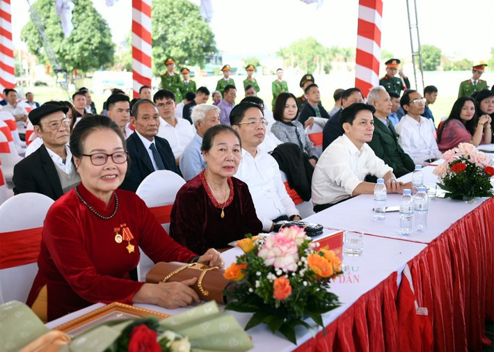 Chủ tịch Quốc hội Vương Đình Huệ dự Lễ đón nhận Huân chương Lao động hạng Ba của xã Nghi Xuân, Nghệ An ảnh 12 Chủ tịch Quốc hội Vương Đình Huệ dự Lễ đón nhận Huân chương Lao động hạng Ba của xã Nghi Xuân, Nghệ An -0
