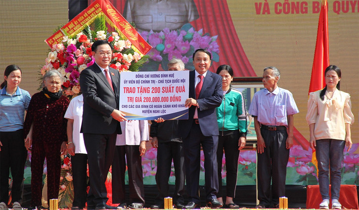Chủ tịch Quốc hội Vương Đình Huệ dự Lễ đón nhận Huân chương Lao động hạng Ba của xã Nghi Xuân, Nghệ An ảnh 7 Chủ tịch Quốc hội Vương Đình Huệ dự Lễ đón nhận Huân chương Lao động hạng Ba của xã Nghi Xuân, Nghệ An -0