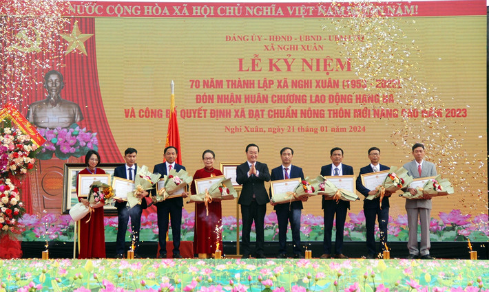 Chủ tịch Quốc hội Vương Đình Huệ dự Lễ đón nhận Huân chương Lao động hạng Ba của xã Nghi Xuân, Nghệ An ảnh 10 Chủ tịch Quốc hội Vương Đình Huệ dự Lễ đón nhận Huân chương Lao động hạng Ba của xã Nghi Xuân, Nghệ An -2
