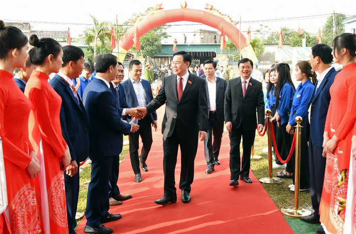 Chủ tịch Quốc hội Vương Đình Huệ dự Lễ đón nhận Huân chương Lao động hạng Ba của xã Nghi Xuân, Nghệ An ảnh 1 Chủ tịch Quốc hội Vương Đình Huệ dự Lễ đón nhận Huân chương Lao động hạng Ba của xã Nghi Xuân, Nghệ An -0
