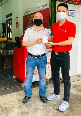 Đại diện Vietlott (áo đỏ) nhận tấm vé trúng thưởng từ anh N.D.T (áo trắng) Đại diện Vietlott (áo đỏ) nhận tấm vé trúng thưởng từ anh N.D.T (áo trắng)