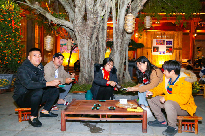Người lớn cùng nhau hàn huyên bên những ly trà nóng Bài 3: Nguyện cầu cho đất nước thái bình, nhân dân an lạc -0