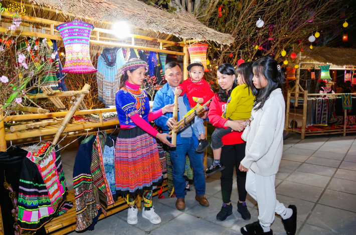 Không gian văn hóa dân gian miền núi được tái hiện với mong muốn giúp mỗi người tăng trưởng tình yêu quê hương, đất nước, thêm yêu văn hóa dân tộc Việt Nam Bài 3: Nguyện cầu cho đất nước thái bình, nhân dân an lạc -0
