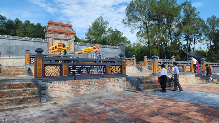 Khuôn viên lăng mộ Nghi Thiên Chương Hoàng hậu Từ Dũ đã được tôn tạo khang trang. Ảnh: LM Bảo tồn, tu bổ lăng mộ Nghi Thiên Chương Hoàng hậu Từ Dũ -0