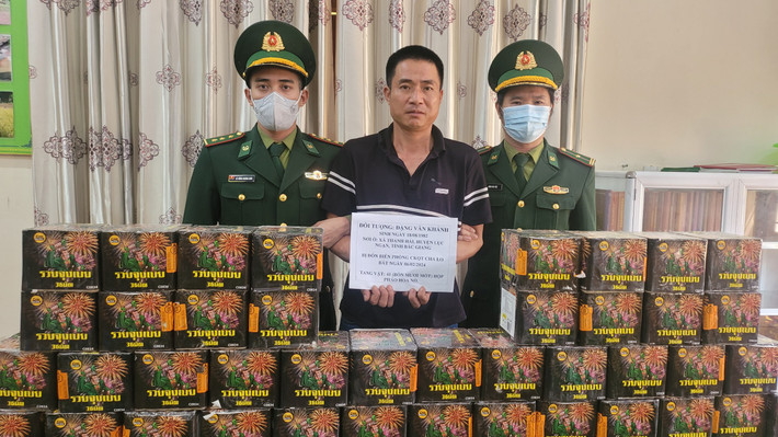 Bắt giữ lái xe vận chuyển trái phép pháo hoa nổ qua biên giới Quảng Bình: Vận chuyển trái phép 41 hộp pháo hoa nổ qua biên giới để chơi Tết -0