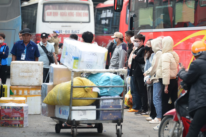 Trao đổi với phóng viên, ông Vương Duy Toàn, Phó Giám đốc Bến xe Giáp Bát cho biết: "Hôm nay là 27 Tết, lượng khách tăng khoảng 200% so với ngày thường, nhưng do hành khách đi lại rải rác nên không bị quá tải". Hà Nội: Người dân hối hả về quê ăn Tết Nguyên đán -0