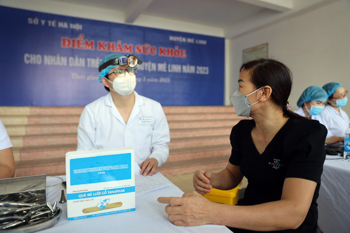 Người được hướng dẫn điều chỉnh sinh hoạt, ăn uống sau thăm khám Ngành y tế Hà Nội khám, quản lý sức khỏe miễn phí cho 18 vạn người dân Mê Linh -0