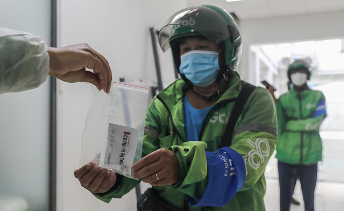Khi đạt đủ tổng số chuyến xe trong tuần theo điều kiện, đối tác tài xế sẽ được tặng 1 bộ xét nghiệm nhanh Nguồn: Vnexpress Khi đạt đủ tổng số chuyến xe trong tuần theo điều kiện, đối tác tài xế sẽ được tặng 1 bộ xét nghiệm nhanh Nguồn: Vnexpress