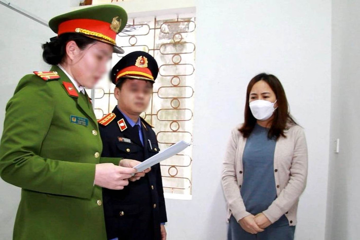 Đại diện Công an tỉnh Nghệ An đọc quyết định khởi tố bị can, lệnh tạm giam đối với Đinh Thị Hòa về tội Đưa hối lộ (Ảnh: Công an Nghệ An). 3 cán bộ hải quan