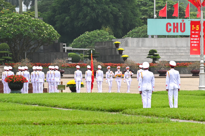 Trang nghiêm lễ thượng cờ tại quảng trường Ba Đình nhân dịp 47 năm ngày thống nhất đất nước ảnh 24 Trang nghiêm lễ thượng cờ tại quảng trường Ba Đình nhân dịp 47 năm ngày thống nhất đất nước -0