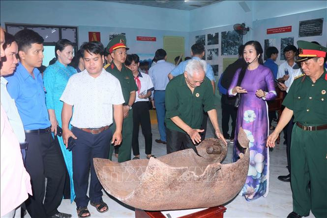 Cựu chiến binh và đại biểu xem một phần bom trưng bày tại chuyên đề “Huyền thoại Trường Sơn”. Ảnh: Đoàn Hữu Trung Trưng bày hình ảnh, hiện vật “Huyền thoại Trường Sơn” -0