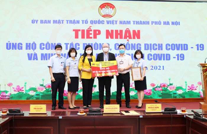 Chủ tịch Ủy ban MTTQ Việt Nam Thành phố Nguyễn Lan Hương tiếp nhận ủng hộ của Công ty Sumi-Hanel Chủ tịch Ủy ban MTTQ Việt Nam Thành phố Nguyễn Lan Hương tiếp nhận ủng hộ của Công ty Sumi-Hanel