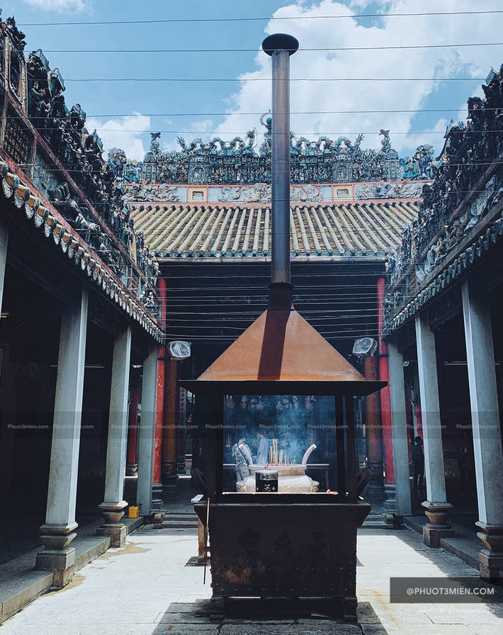 Giếng trời tại Tuệ Thành Hội Quán, TP. Hồ Chí Minh. Nguồn: phuot3mien.com Giếng Thiên Quang trong sự tương đồng văn hóa Ấn Độ, Trung Hoa -0