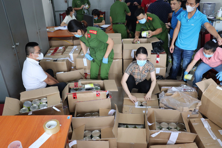 Lực lượng chức năng kiểm đếm tăng vật. Triệt phá đường dây vận chuyển 179 kg thuốc lắc từ Đức về Việt Nam -0