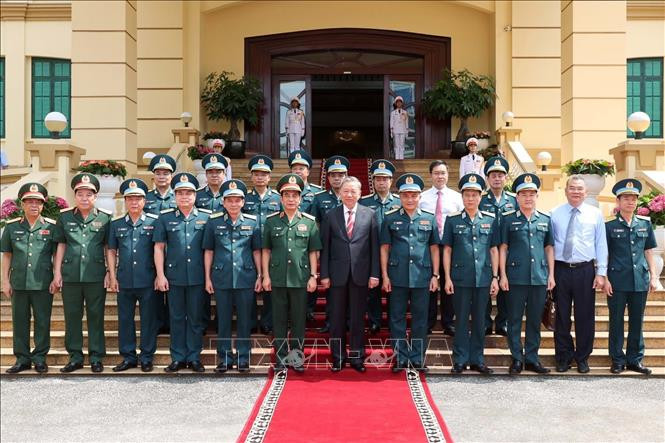 Chủ tịch nước Tô Lâm với cán bộ, chỉ huy Quân chủng Phòng không - Không quân. Ảnh: Nhan Sáng Chủ tịch nước Tô Lâm trao Quyết định bổ nhiệm Chủ nhiệm Tổng cục Chính trị Quân đội nhân dân Việt Nam -0