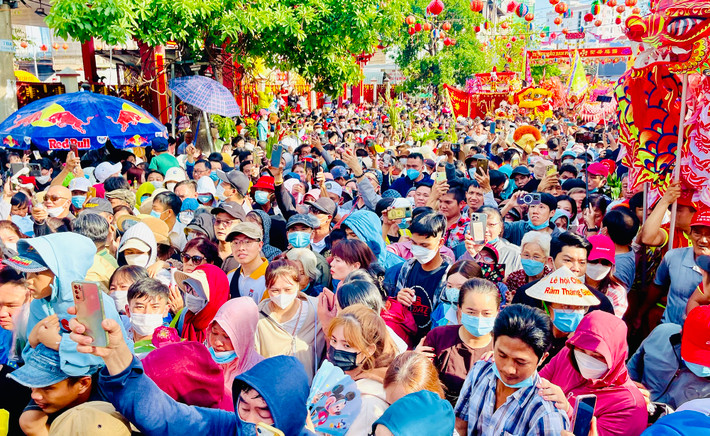 Hàng vạn người tham gia Lễ rước kiệu Bà Thiên Hậu ở Bình Dương ảnh 1 Hàng vạn người tham gia Lễ rước kiệu Bà Thiên Hậu ở Bình Dương