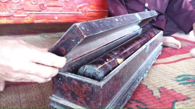 Các sắc phong cổ được cất giữ trong hộp gỗ sơn Bảo vệ đạo sắc phong: Trách nhiệm, và văn hóa ứng xử đẹp -0