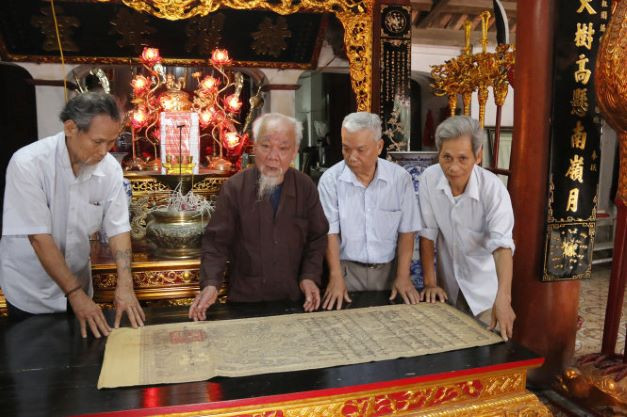 Các cụ cao niên làng Hậu Xá (huyện Ứng Hòa, Hà Nội) bên bản sắc phong quý giá Nhức nhối nạn trộm cắp, buôn bán đạo sắc phong -0