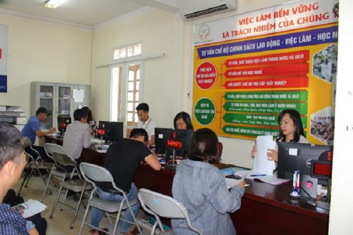Cán bộ Trung tâm DVVL tỉnh Ninh Bình hỗ trợ người lao động hoàn chỉnh hồ sơ hưởng chính sách BHTN. Nguồn: ITN Ninh Bình: Giải quyết kịp thời chế độ bảo hiểm thất nghiệp cho người lao động -0