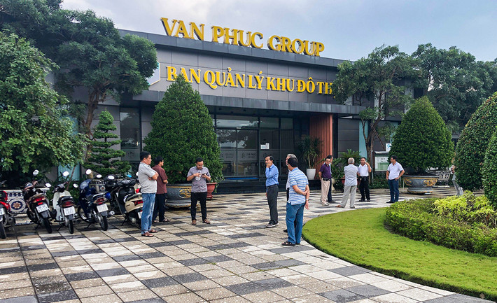 Ban quản lý Khu đô thị Vạn Phúc bị cư dân tố có hành động thiếu văn minh Ban quản lý Khu đô thị Vạn Phúc bị tố chặn cống thoát nước sinh hoạt của cư dân
