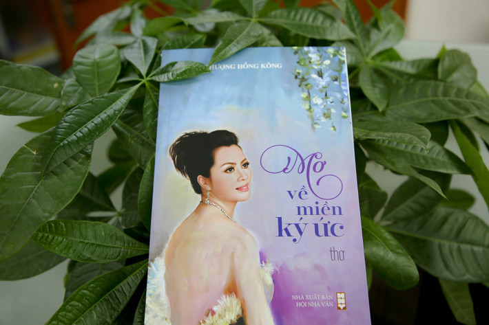 Tập thơ “Mơ về miền ký ức” của tác giả Phượng Hồng Kông Có một Phượng Hồng Kông rất khác trong tập thơ “Mơ về miền ký ức” -0