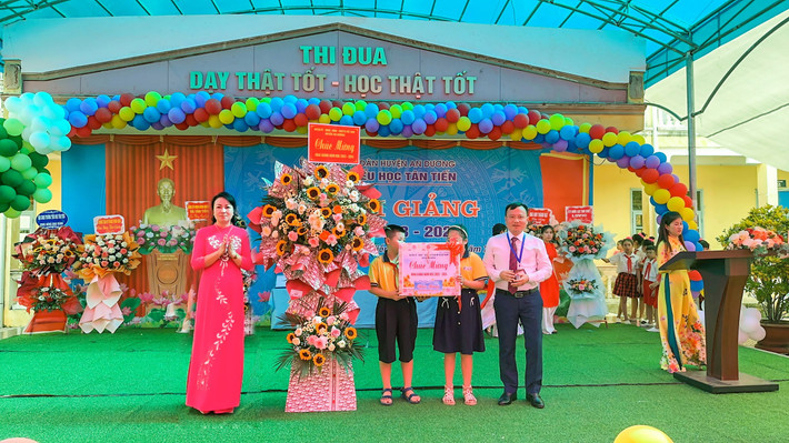 Ông Trần Văn Hải - Ủy viên Huyện ủy, Trưởng phòng Văn hóa và thông tin huyện An Dương Thay mặt đoàn công tác Huyện uỷ - UBND - UBMTTQVN huyện An Dương tặng hoa và quà. Hải Phòng: Trường tiểu học Tân Tiến khai giảng năm học mới 2023 - 2024 -0