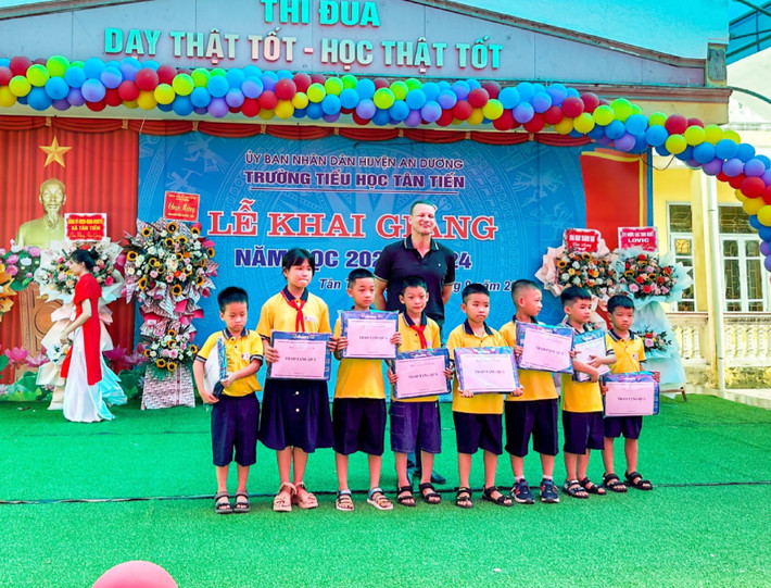 Thầy giáo Bra don - Trung tâm ngoại ngữ tiếng Anh Hải Trí trao quà cho các em học sinh nhân ngày khai giảng. Hải Phòng: Trường tiểu học Tân Tiến khai giảng năm học mới 2023 - 2024 -0