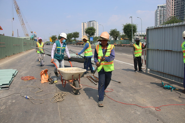 Công nhân chuẩn bị rào chắn để bắt đầu thi công giai đoạn 2 của dự án Công nhân chuẩn bị rào chắn để bắt đầu thi công giai đoạn 2 của dự án