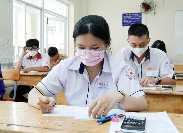 Kiểm tra và nhắc nhở thí sinh nắm rõ thông tin các vật dụng được phép và không được phép mang vào phòng thi TP. Hồ Chí Minh: Cảnh báo thí sinh về thiết bị gian lận trong kỳ thi tốt nghiệp THPT -0