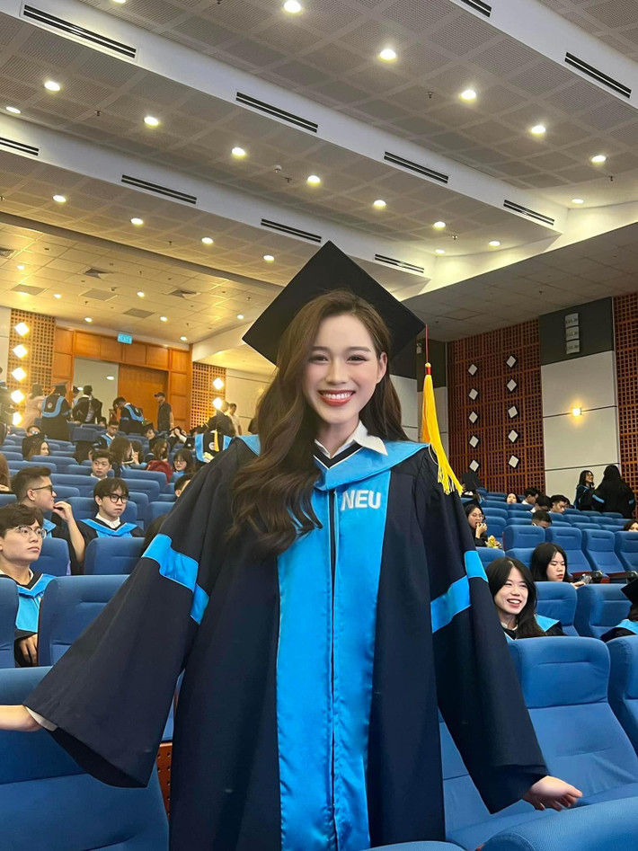 Hoa hậu Đỗ Thị Hà rạng rỡ trong ngày tốt nghiệp (Ảnh: Facebook nhân vật) Hoa hậu Đỗ Thị Hà tốt nghiệp cử nhân Trường Đại học Kinh tế Quốc dân -0