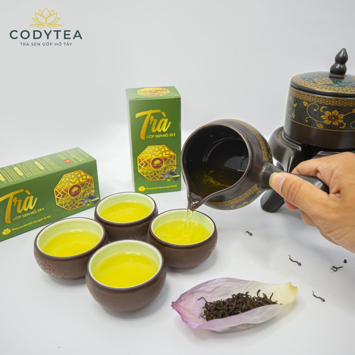 Với trà dạng bông, sẽ kết hợp lá chè tinh túy với gạo và nhụy sen, để tạo nên sự hòa quyện và hương thơm đậm đà. Với trà dạng bông, sẽ kết hợp lá chè tinh túy với gạo và nhụy sen, để tạo nên sự hòa quyện và hương thơm đậm đà.