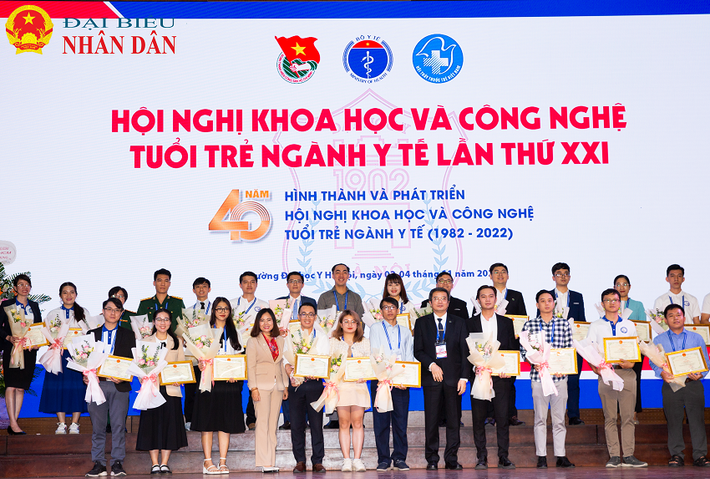 Ban tổ chức trao giải cho các đơn vị có báo cáo đoạt giải Bế mạc Hội nghị Khoa học và Công nghệ tuổi trẻ ngành Y tế lần thứ XXI