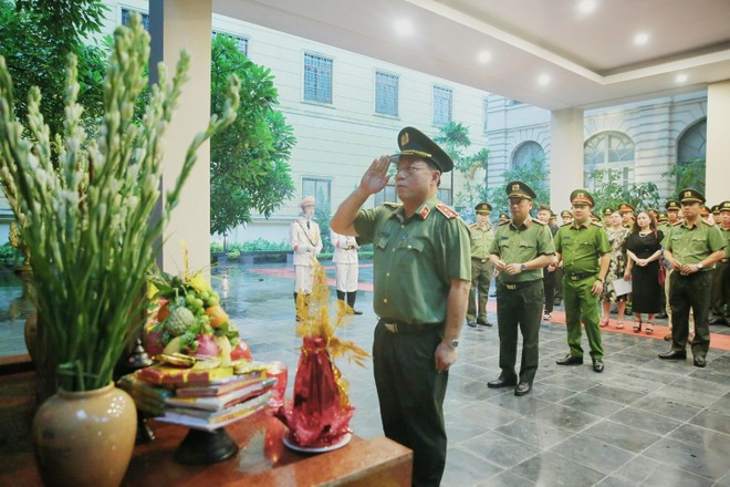 Trung tướng Nguyễn Hải Trung bày tỏ lòng biết ơn vô hạn đối với các anh hùng liệt sĩ. Công an thành phố Hà Nội dâng hương tưởng nhớ, tri ân các Anh hùng liệt sỹ -0