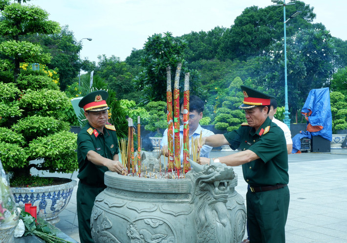 Các đại biểu dâng hương tưởng nhớ các các Anh hùng liệt sĩ tại Nghĩa trang Liệt sĩ TP. Hồ Chí Minh Các đại biểu dâng hương tưởng nhớ các các Anh hùng liệt sĩ tại Nghĩa trang Liệt sĩ TP. Hồ Chí Minh