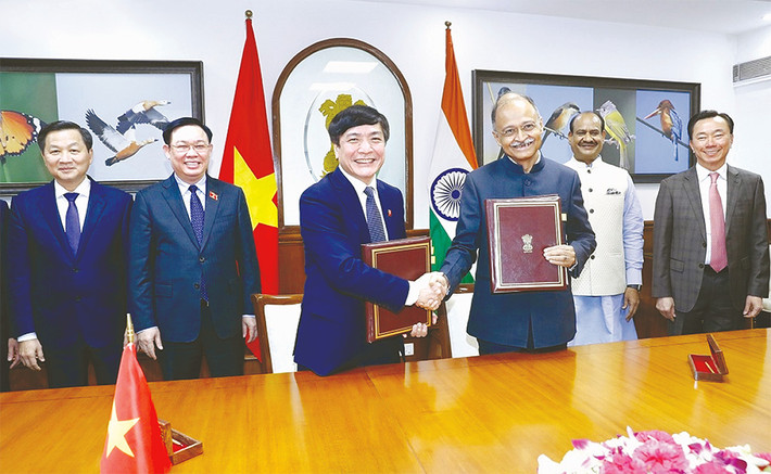 Chủ tịch Quốc hội Vương Đình Huệ và Chủ tịch Hạ viện Cộng hòa Ấn Độ Om Birla chứng kiến Tổng Thư ký Quốc hội, Chủ nhiệm Văn phòng Quốc hội Bùi Văn Cường và Tổng Thư ký Văn phòng Hạ viện Ấn Độ Utpal Kumar Singh ký bản ghi nhớ hợp tác giữa Văn phòng Quốc hội Việt Nam và Văn phòng Hạ viện Ấn Độ trong lĩnh vực thư viện và truyền hình Quốc hội ngày 16.12.2021 Ảnh: Doãn Tấn Chủ tịch Quốc hội Vương Đình Huệ và Chủ tịch Hạ viện Cộng hòa Ấn Độ Om Birla chứng kiến Tổng Thư ký Quốc hội, Chủ nhiệm Văn phòng Quốc hội Bùi Văn Cường và Tổng Thư ký Văn phòng Hạ viện Ấn Độ Utpal Kumar Singh ký bản ghi nhớ hợp tác giữa Văn phòng Quốc hội Việt Nam và Văn phòng Hạ viện Ấn Độ trong lĩnh vực thư viện và truyền hình Quốc hội ngày 16.12.2021 Ảnh: Doãn Tấn