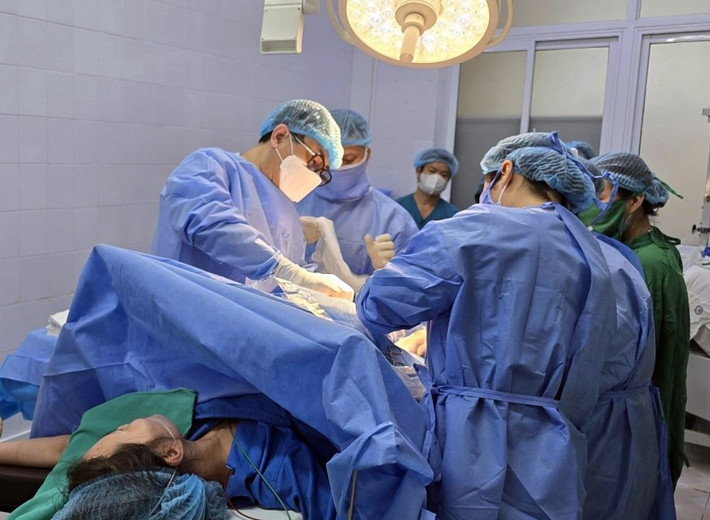 Giám đốc Bệnh viện Phụ sản Hải Phòng Vũ Văn Tâm trực tiếp thực hiện ca mổ Hải Phòng: Mổ đẻ thành công ca tam thai tự nhiên hiếm gặp -0