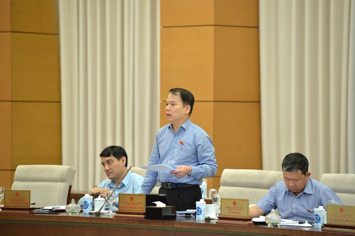 Chủ nhiệm Ủy ban Pháp luật Hoàng Thanh Tùng phát biểu. Ảnh: Hồ Long Cho ý kiến 2 dự thảo Nghị quyết của Quốc hội về thí điểm một số chính sách đặc thù phát triển tỉnh Nghệ An và thành phố Đà Nẵng -0