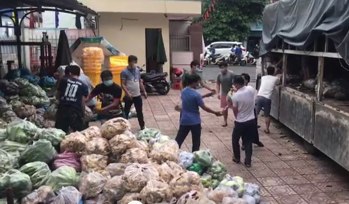 Các tình nguyện viên hỗ trợ chuyển rau củ quả cho công nhân tại Phường Long Bình Các tình nguyện viên hỗ trợ chuyển rau củ quả cho công nhân tại Phường Long Bình