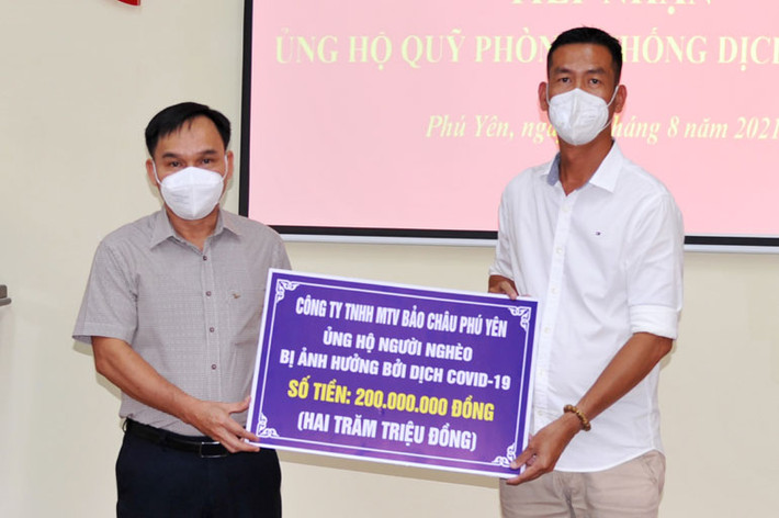 Đại diện cộng đồng doanh nghiệp trong tỉnh Phú Yên trao tiền hỗ trợ nhân dân gặp khó khăn vì đại dịch Đại diện cộng đồng doanh nghiệp trong tỉnh Phú Yên trao tiền hỗ trợ nhân dân gặp khó khăn vì đại dịch