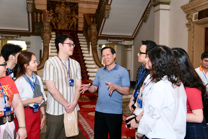 Chủ tịch UBND Thành phố Hồ Chí Minh Phan Văn Mãi trò chuyện với du khách tham quan sáng 30.4.2023 - Ảnh: ttbc-hcm.gov.vn Trụ sở HĐND - UBND TP Hồ Chí Minh mở cửa đón khách dịp 2.9 -0