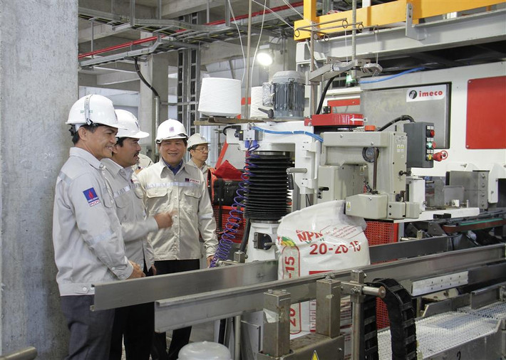 Đoàn đại biểu tham quan dây chuyển sản xuất phân bón phức hợp từ urea nóng chảy của Đạm Cà Mau 4. Đoàn đại biểu tham quan dây chuyển sản xuất phân bón phức hợp từ urea nóng chảy của Đạm Cà Mau