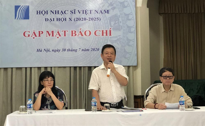Chủ tịch Hội Nhạc sĩ Việt Nam, PGS.TS, nhạc sĩ Đỗ Hồng Quân thông tin tại họp báo Chủ tịch Hội Nhạc sĩ Việt Nam, PGS.TS, nhạc sĩ Đỗ Hồng Quân thông tin tại họp báo
