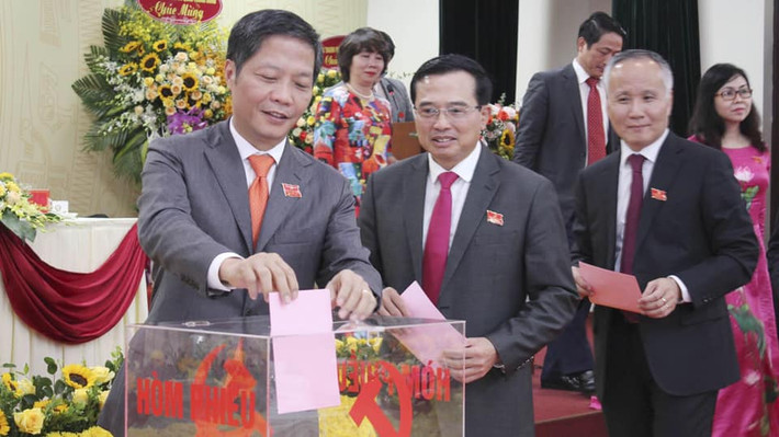 Bộ trưởng Trần Tuấn Anh bỏ phiếu bầu Ban Chấp hành Đảng bộ Bộ Công thương nhiệm kỳ 2020-2025 Bộ trưởng Trần Tuấn Anh bỏ phiếu bầu Ban Chấp hành Đảng bộ Bộ Công thương nhiệm kỳ 2020-2025