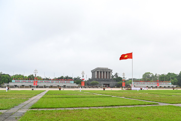 Trang nghiêm lễ thượng cờ tại quảng trường Ba Đình nhân dịp 47 năm ngày thống nhất đất nước ảnh 35 Trang nghiêm lễ thượng cờ tại quảng trường Ba Đình nhân dịp 47 năm ngày thống nhất đất nước -0