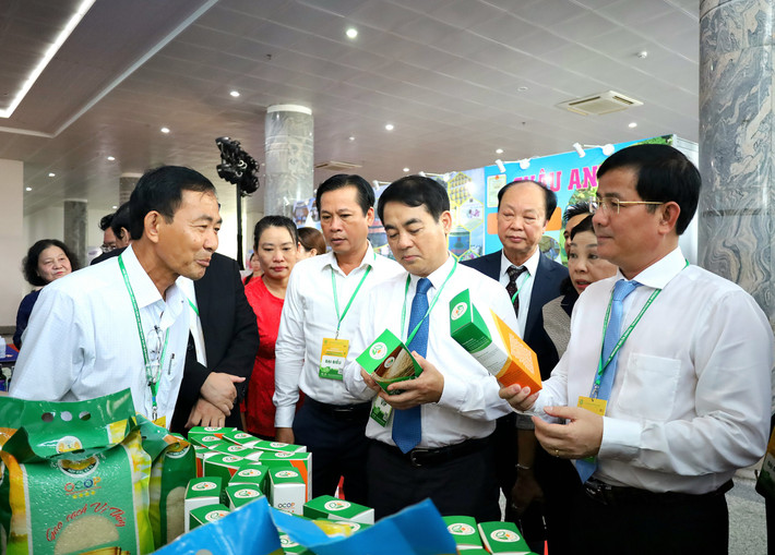Lãnh đạo tỉnh Hậu Giang tham quan các gian hàng Hậu Giang: Khai mạc Tuần lễ Chuyển đổi số và Khởi nghiệp đổi mới sáng tạo 2024 -0
