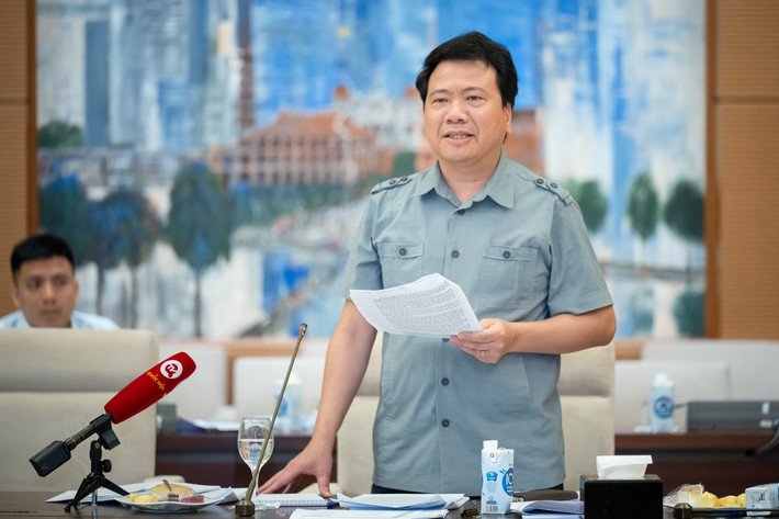 Phó Chủ nhiệm Ủy ban Pháp luật Ngô Trung Thành phát biểu. Ảnh: Hồ Long Phó Chủ tịch Quốc hội Nguyễn Khắc Định chủ trì làm việc với 3 Bộ về thực hiện pháp luật về đơn vị sự nghiệp công lập -0