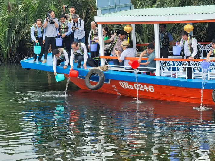 Thứ trưởng Bộ Tài nguyên và Môi trường Lê Công Thành thả cá bổ sung nguồn thủy sản tại vùng nước khu vực Hội An Phục hồi đa dạng sinh học quốc gia -0