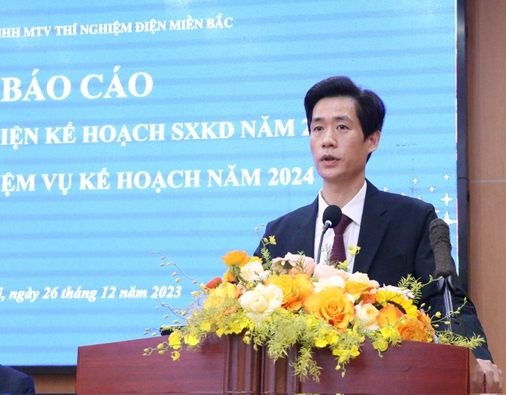 Ông Tô Tuấn Anh, Phó Giám đốc trình bày báo cáo tổng kết công tác sản xuất kinh doanh năm 2023 và mục tiêu nhiệm vụ kế hoạch năm 2024. Ảnh: BN Công ty Thí nghiệm Điện miền Bắc: Hoàn thành các chỉ tiêu kế hoạch -0